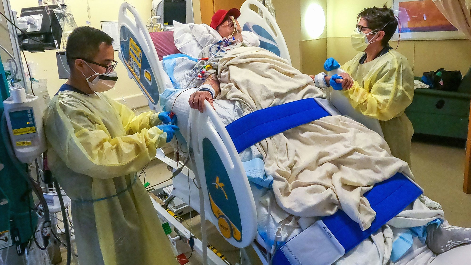 David Bennett mit Physiotherapeuten. Der Patient, dem weltweit erstmals ein Schweineherz als Ersatzorgan eingesetzt wurde, ist einige Zeit nach der Operation verstorben.