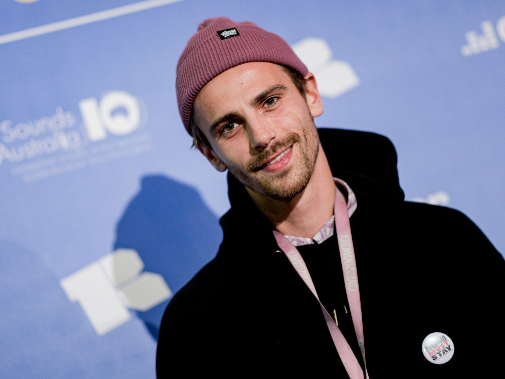 Youtube-Star Fynn Kliemann lacht in die Kamera.