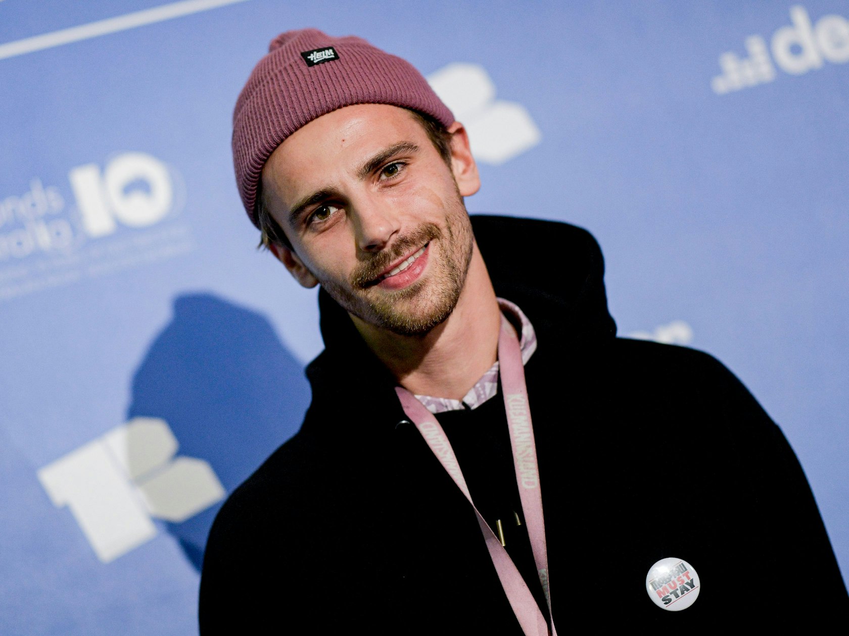 Youtube-Star Fynn Kliemann lacht in die Kamera.