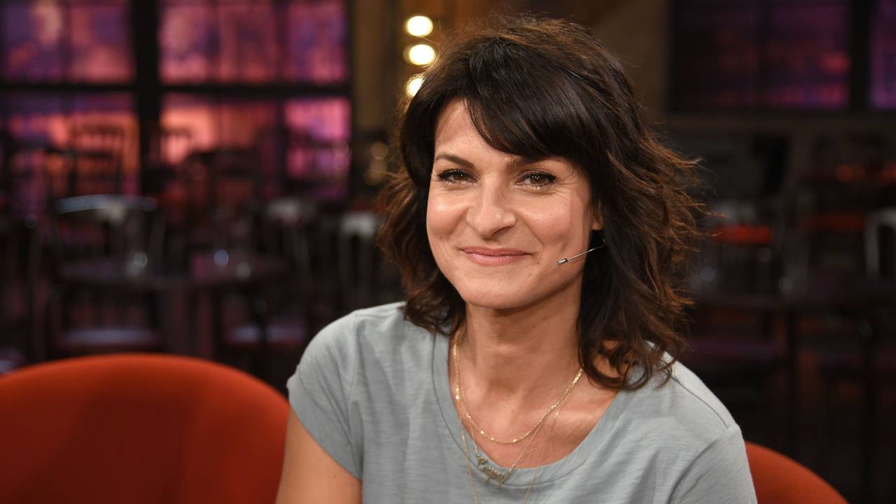 Die Moderatorin Marlene Lufen sitzt nach der Aufzeichnung der WDR-Talkshow "Kölner Treff" im Studio.