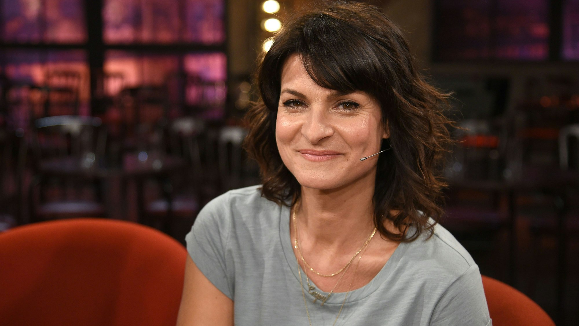 Die Moderatorin Marlene Lufen sitzt nach der Aufzeichnung der WDR-Talkshow „Kölner Treff“ im Studio.