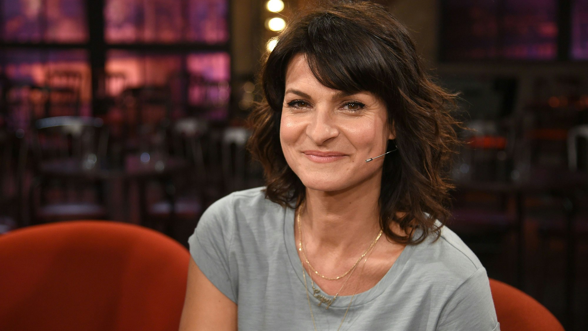 Die Moderatorin Marlene Lufen sitzt nach der Aufzeichnung der WDR-Talkshow „Kölner Treff“ im Studio.