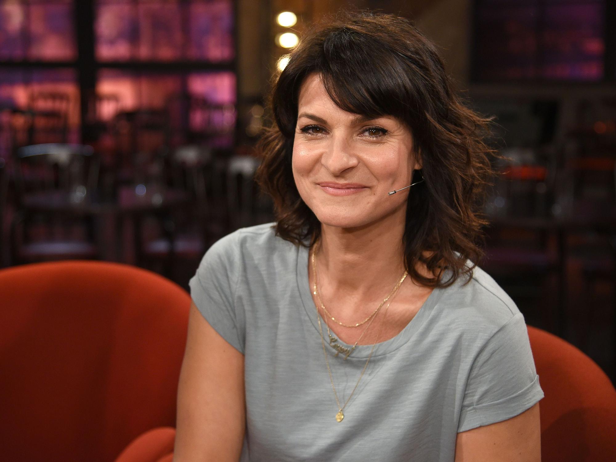 Die Moderatorin Marlene Lufen sitzt nach der Aufzeichnung der WDR-Talkshow "Kölner Treff" im Studio.