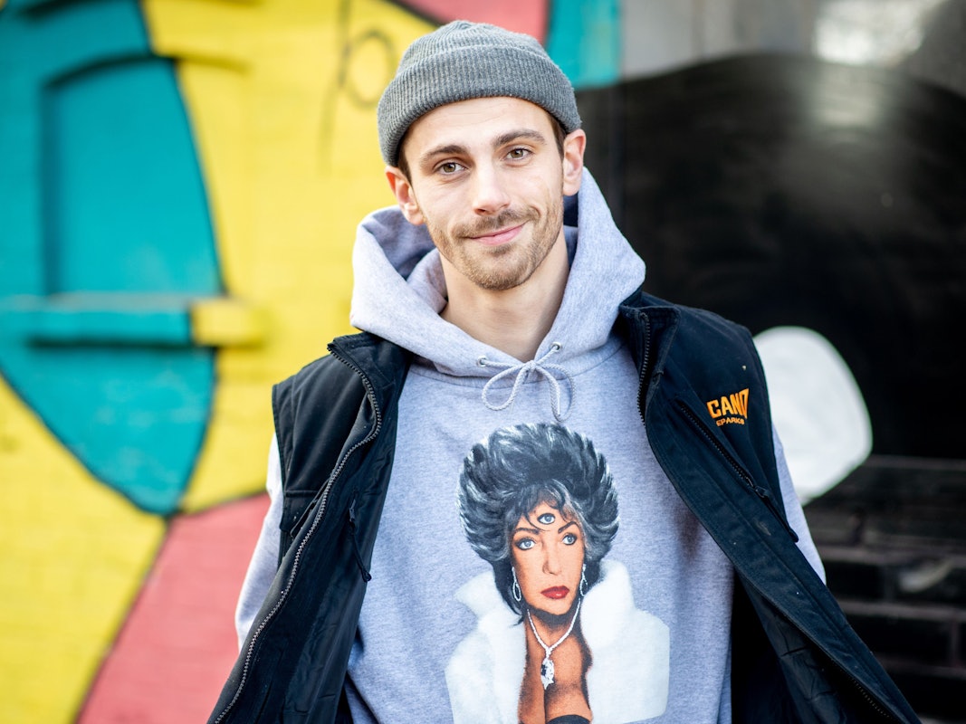 Fynn Kliemann, deutscher Musiker und YouTuber, steht auf seinem Hof „Kliemannsland“ im Ortsteil Rüspel. Er hat sich in Bremen ein Mini-Haus in der historischen Altstadt gekauft.