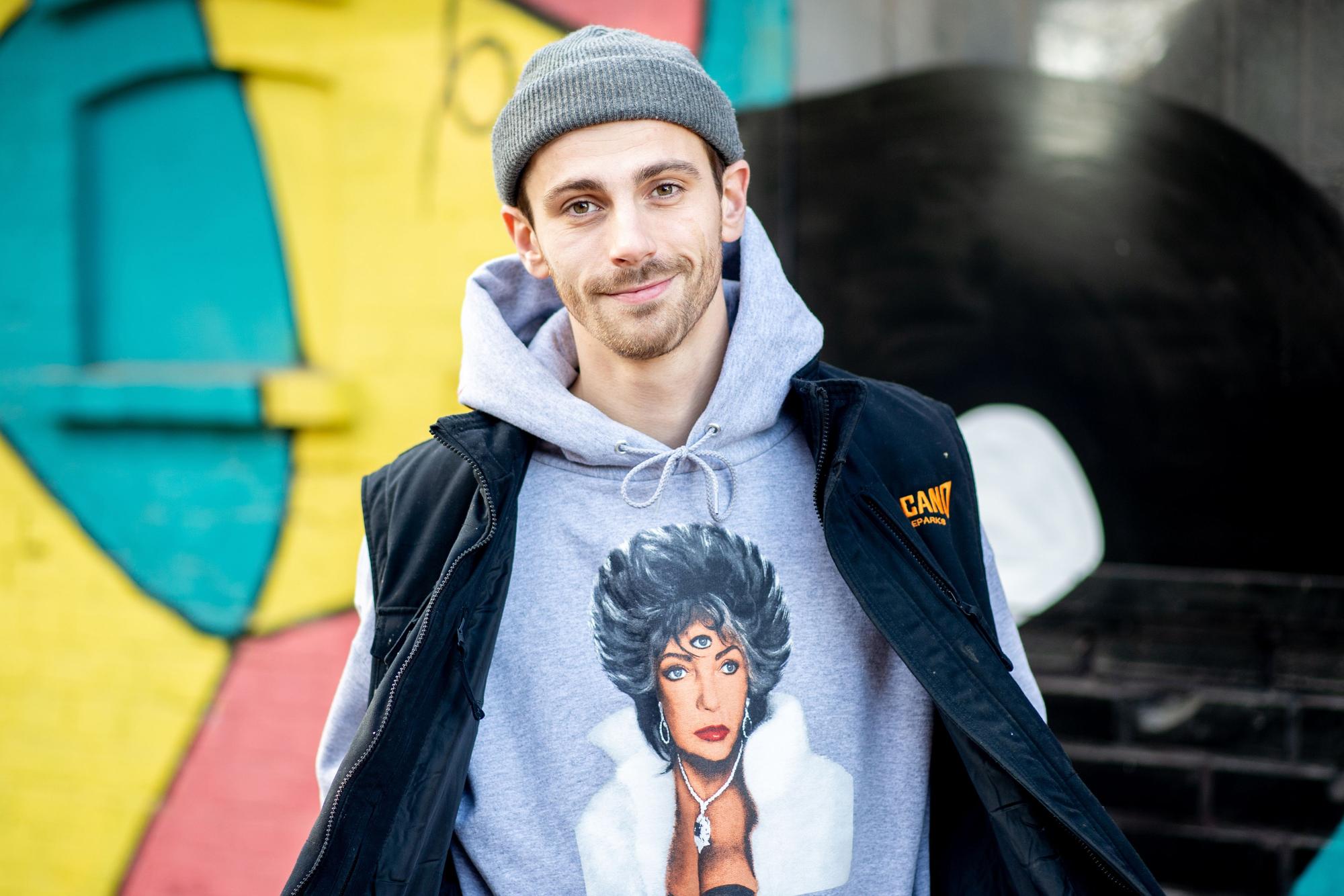 Fynn Kliemann, deutscher Musiker und YouTuber, steht auf seinem Hof „Kliemannsland“ im Ortsteil Rüspel. Er hat sich in Bremen ein Mini-Haus in der historischen Altstadt gekauft.