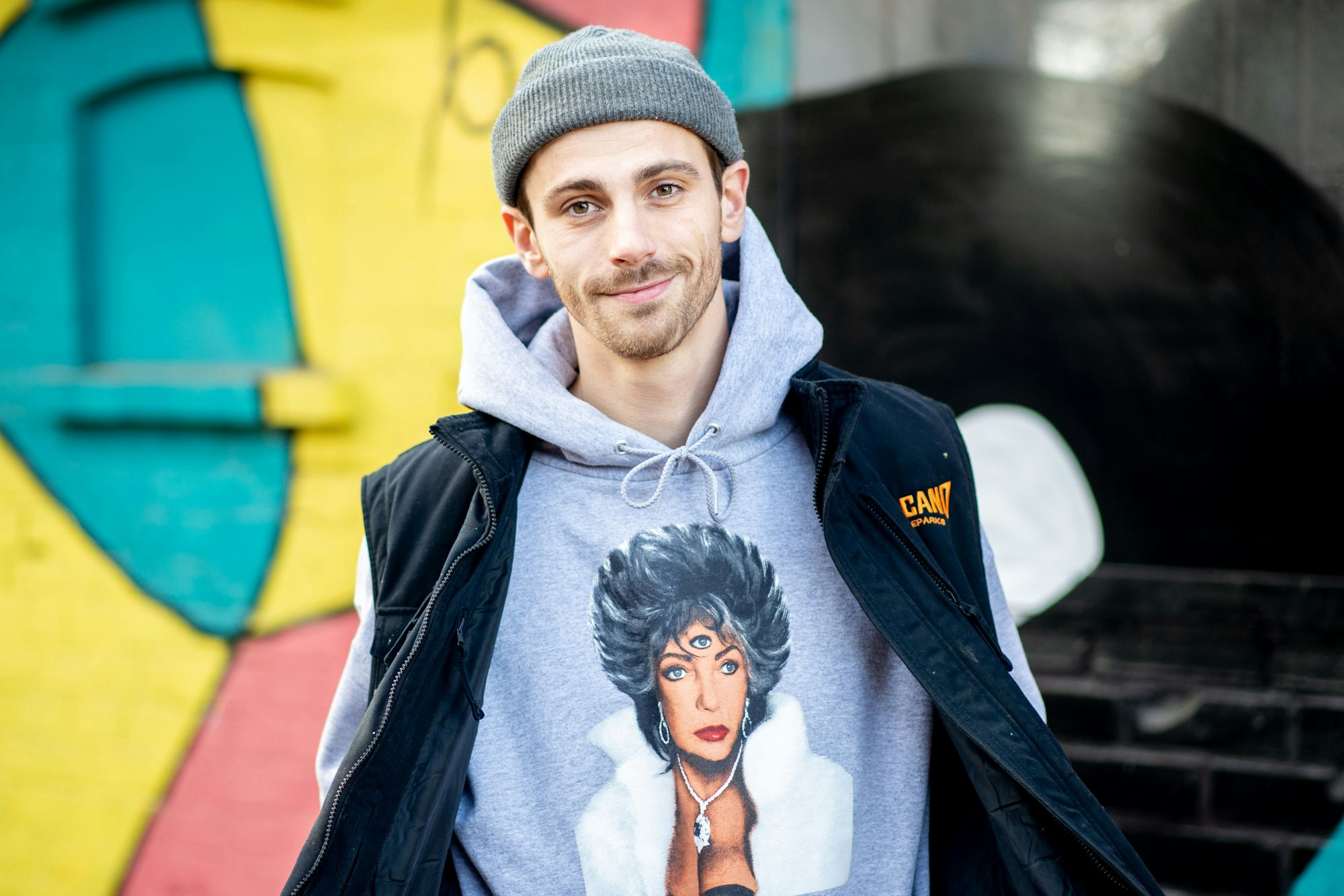 Fynn Kliemann, deutscher Musiker und YouTuber, steht auf seinem Hof „Kliemannsland“ im Ortsteil Rüspel. Er hat sich in Bremen ein Mini-Haus in der historischen Altstadt gekauft.