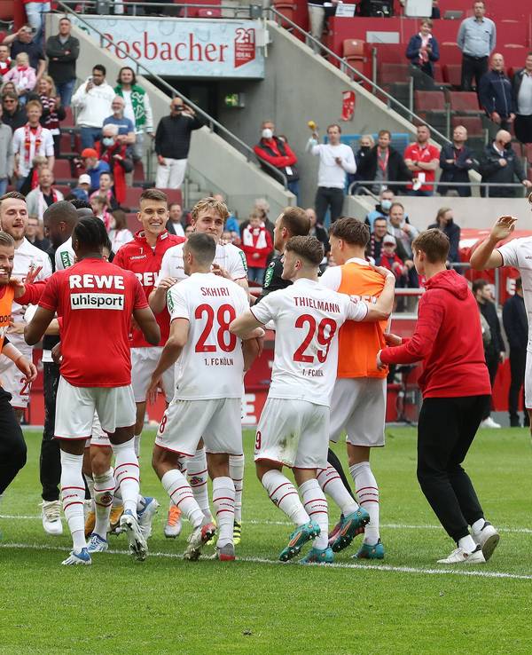 Die Spieler des 1. FC Köln feiern den Heim-Sieg gegen Arminia Bielefeld.