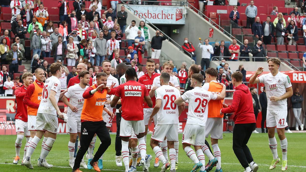 Die Spieler des 1. FC Köln feiern den Heim-Sieg gegen Arminia Bielefeld.