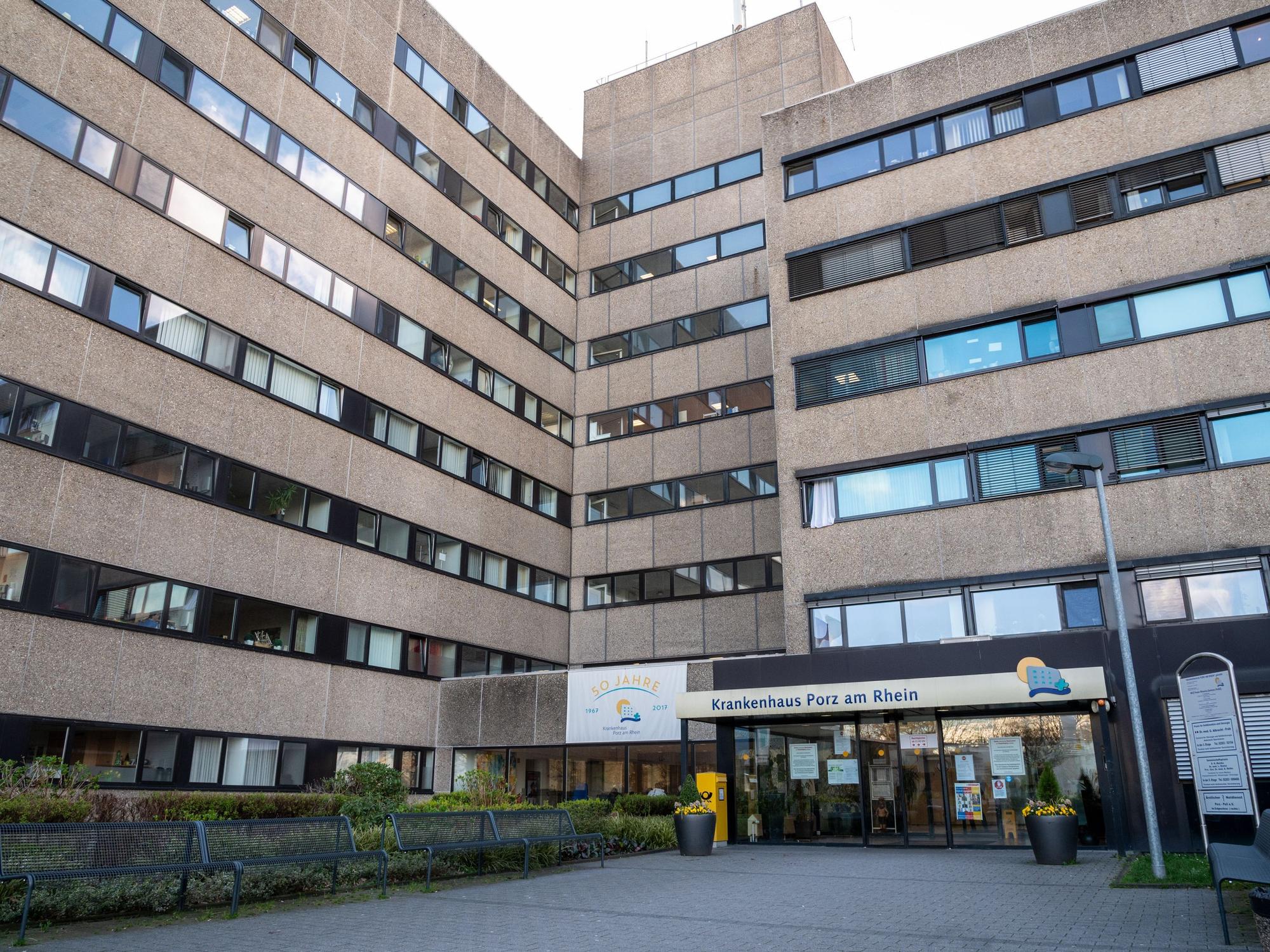 Der Eingang des Krankenhauses Porz am Rhein in Köln.
