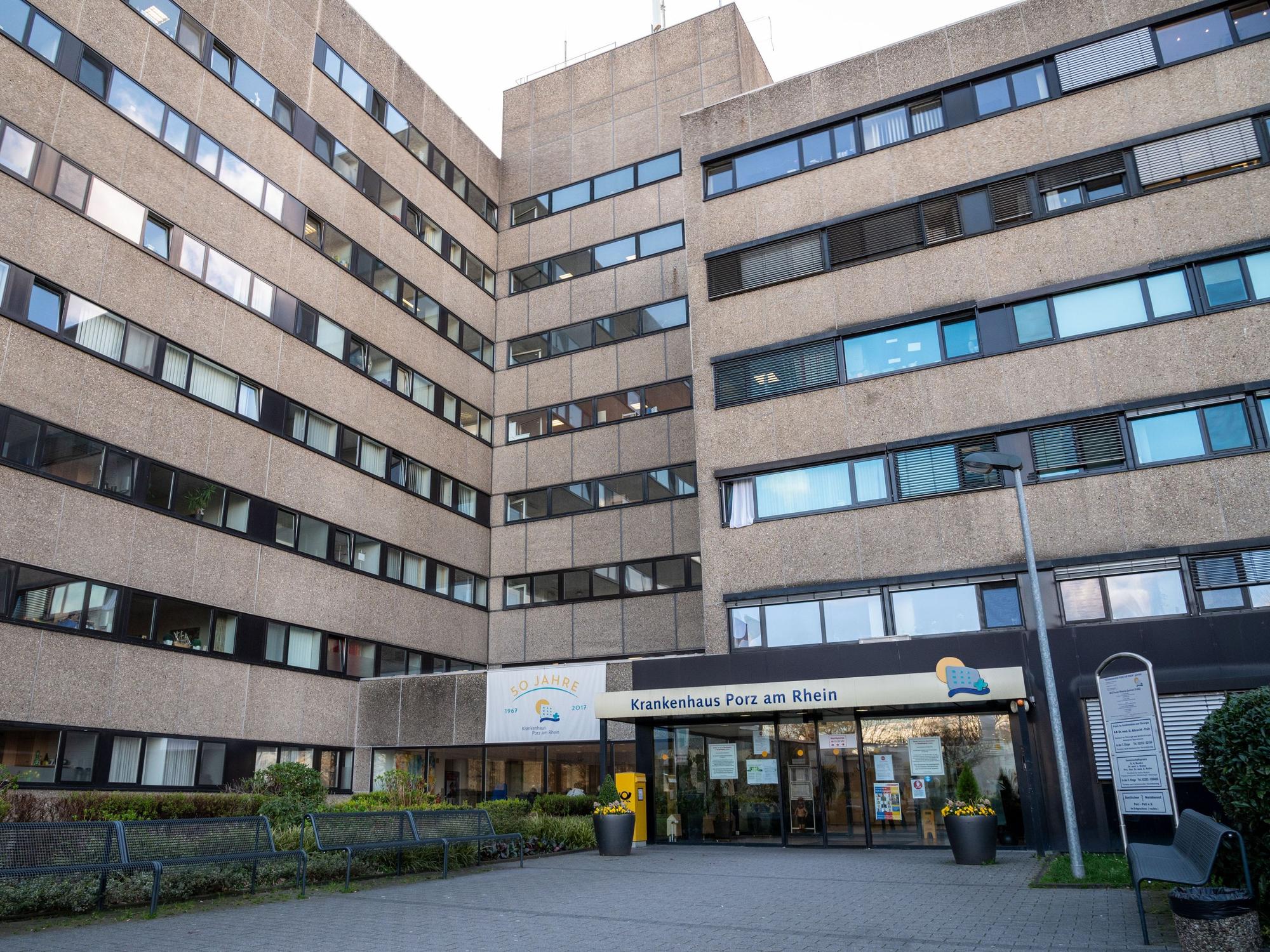 Der Eingang des Krankenhauses Porz am Rhein in Köln.