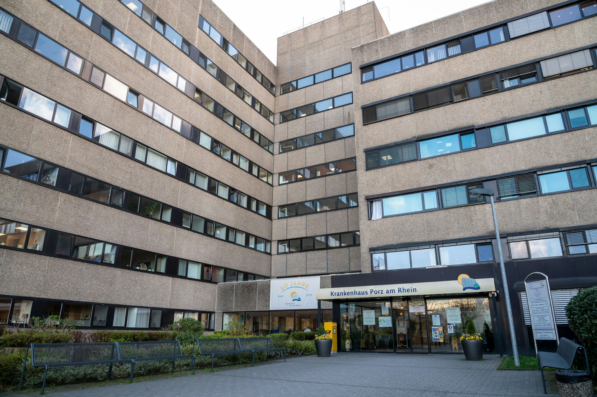 Der Eingang des Krankenhauses Porz am Rhein in Köln.