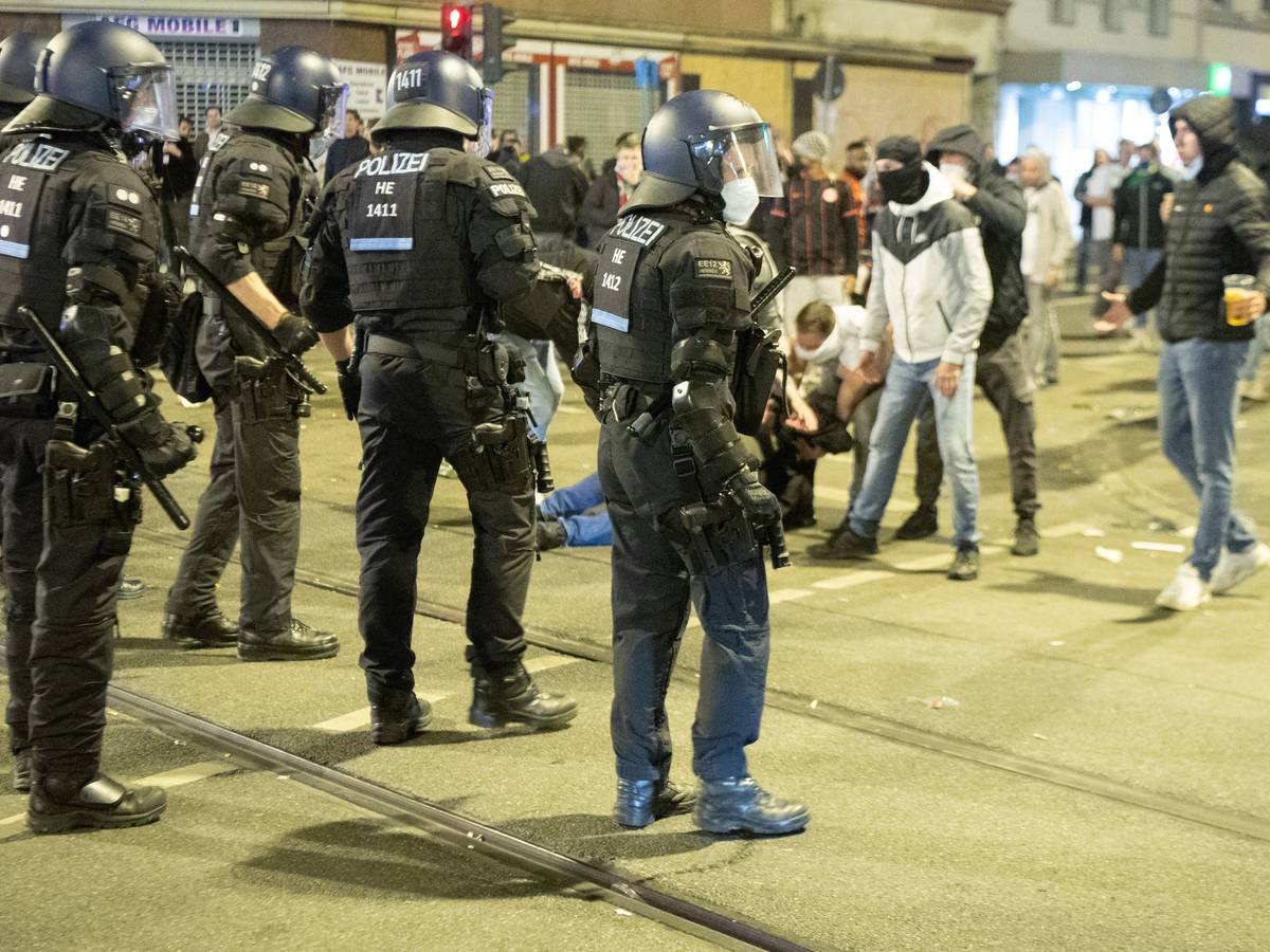 Polizisten gehen im Bahnhofsviertel gegen aggressive Eintracht-Fans vor.