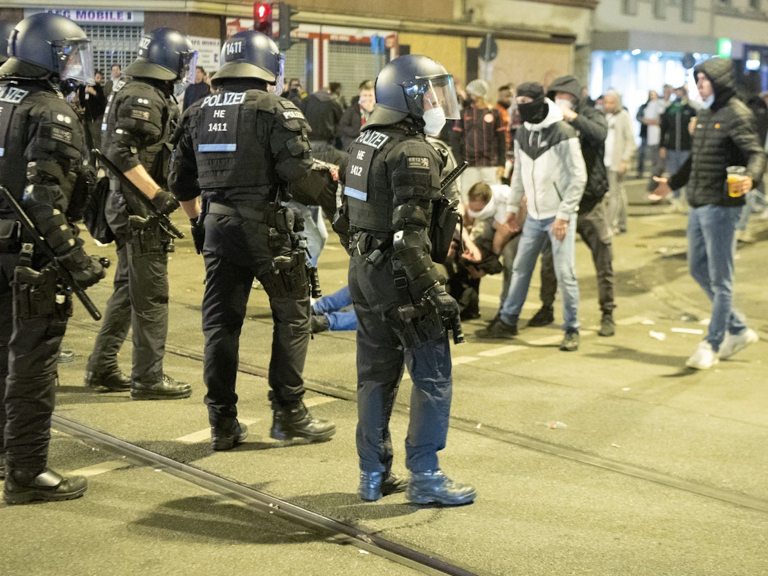 Polizisten gehen im Bahnhofsviertel gegen aggressive Eintracht-Fans vor.