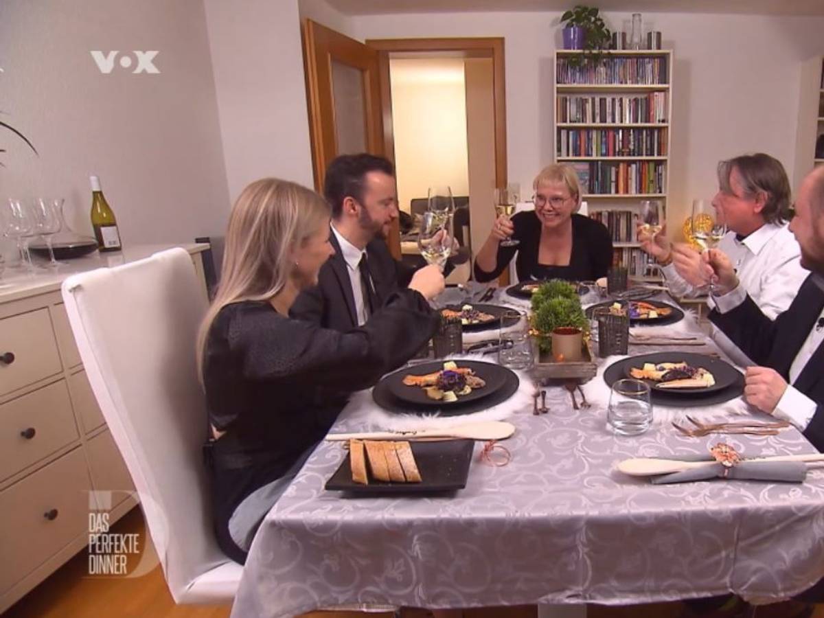 Das Perfekte Dinner (28.4.2022) Für das Finaldinner haben sich alle schick gemacht, von links: Sophie, Christopher, Gastgeberin Ilona, Andreas und Kai. Foto: RTL