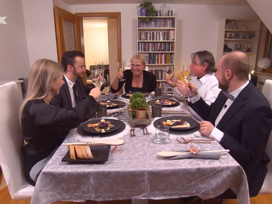 Das Perfekte Dinner (28.4.2022) Für das Finaldinner haben sich alle schick gemacht, von links: Sophie, Christopher, Gastgeberin Ilona, Andreas und Kai. Foto: RTL