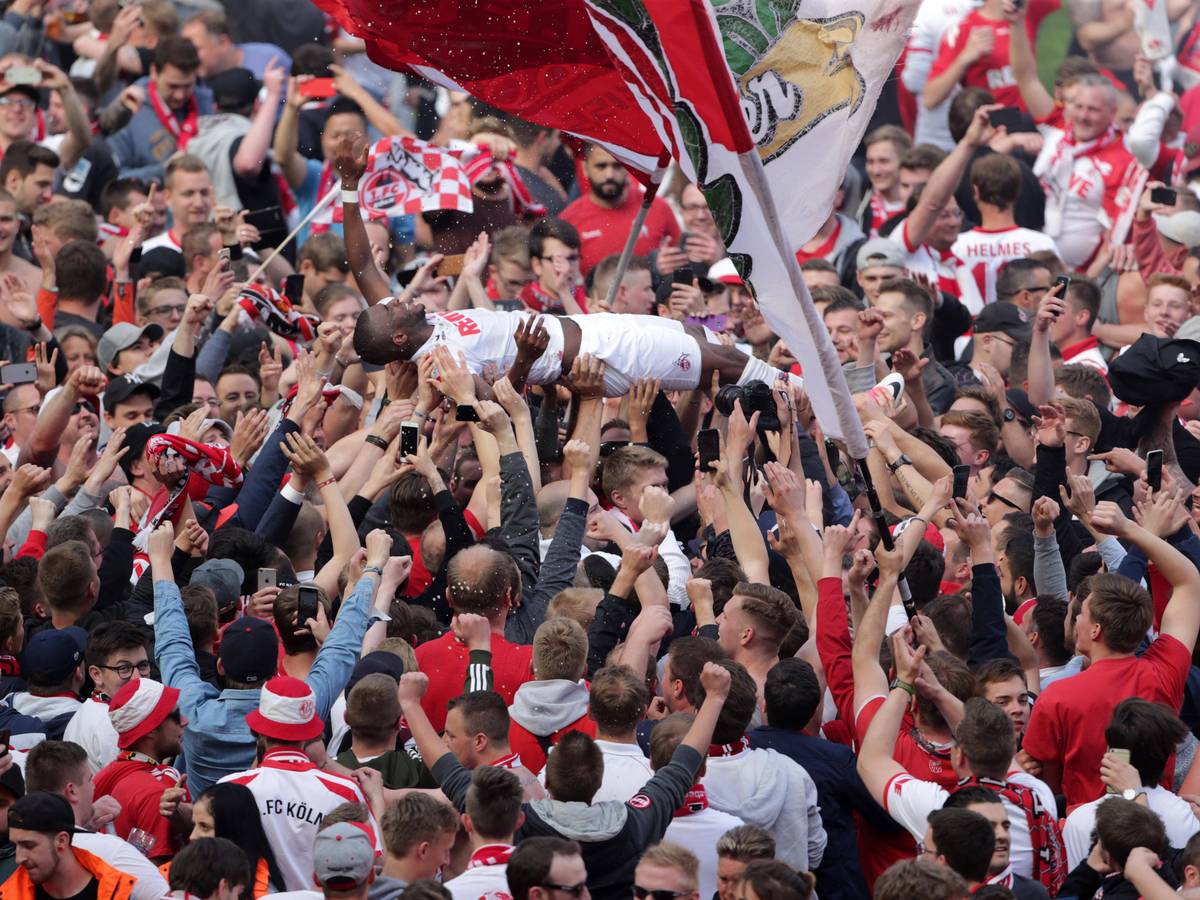 Anthony Modeste wird im Rhein-Energie-Stadion von Fans des 1. FC Köln auf Händen getragen.