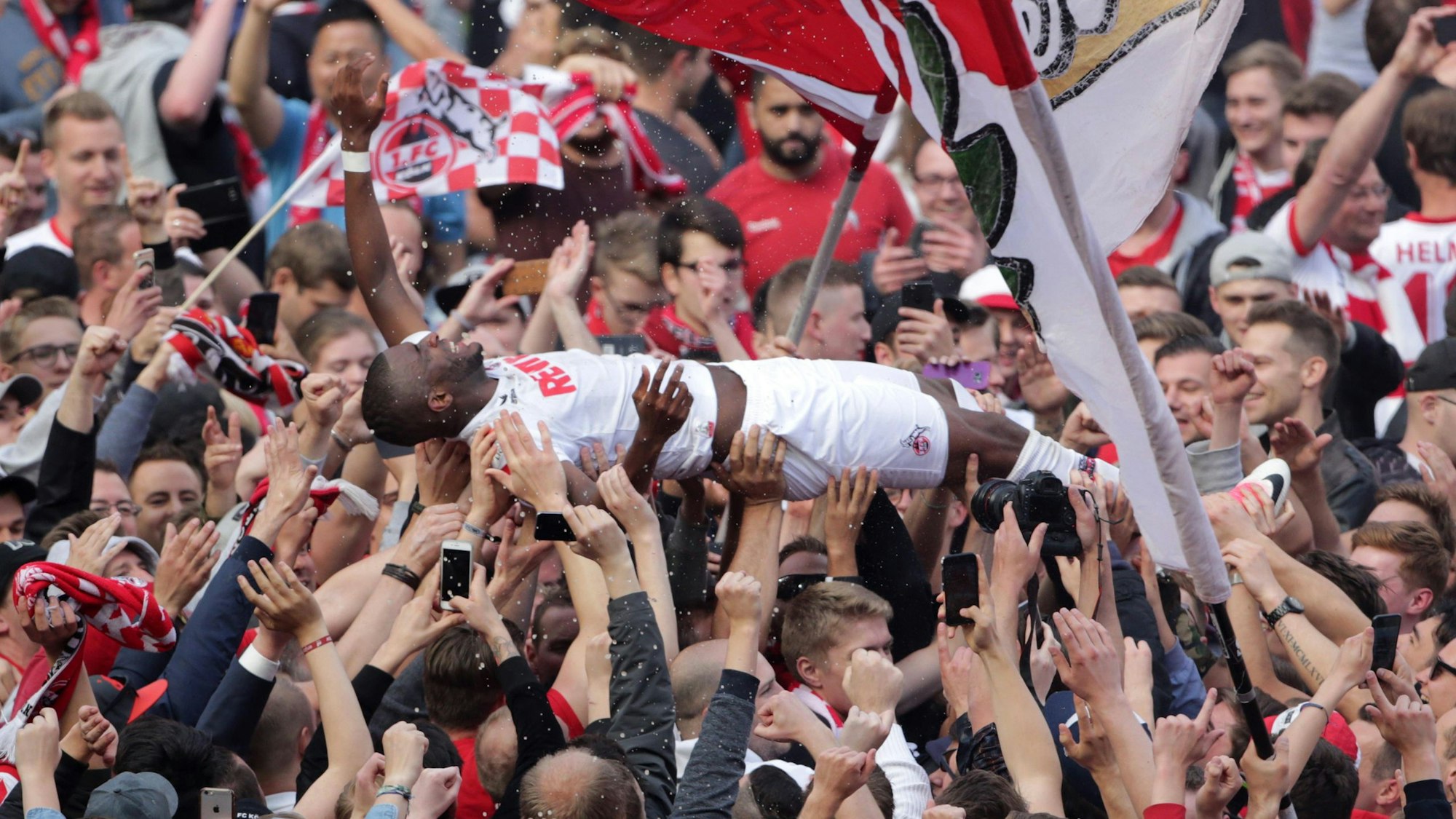 Anthony Modeste wird im Rhein-Energie-Stadion von Fans des 1. FC Köln auf Händen getragen.