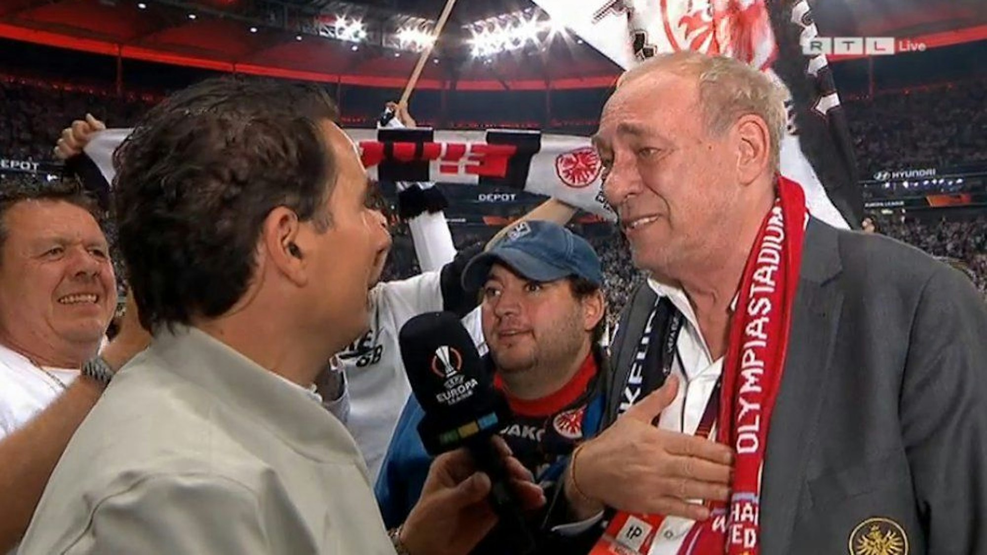 RTL: Reporter Felix Görner interviewt Peter Fischer.