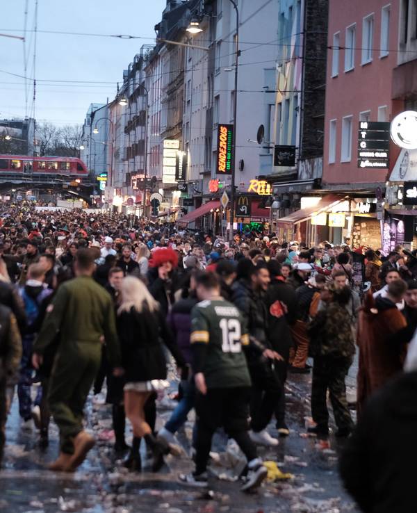 Viele Jecken feiern Weiberfastnacht auf der Zülpicher Straße.