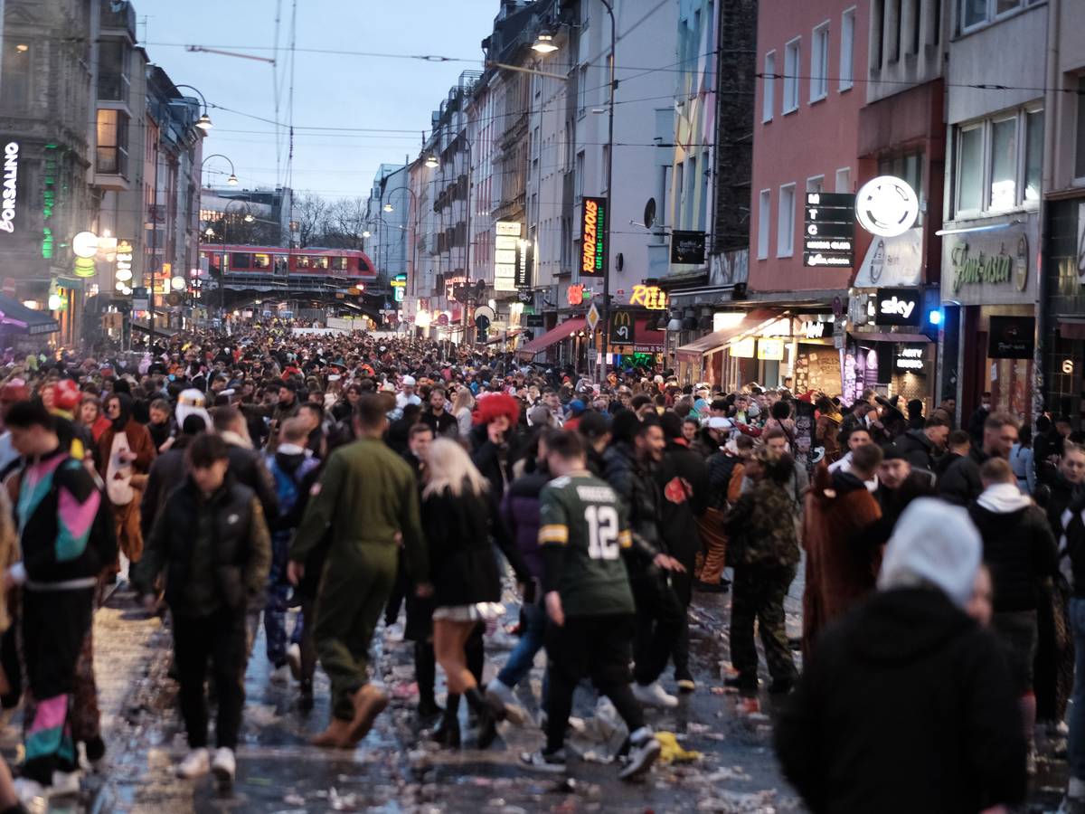 Viele Jecken feiern Weiberfastnacht auf der Zülpicher Straße.