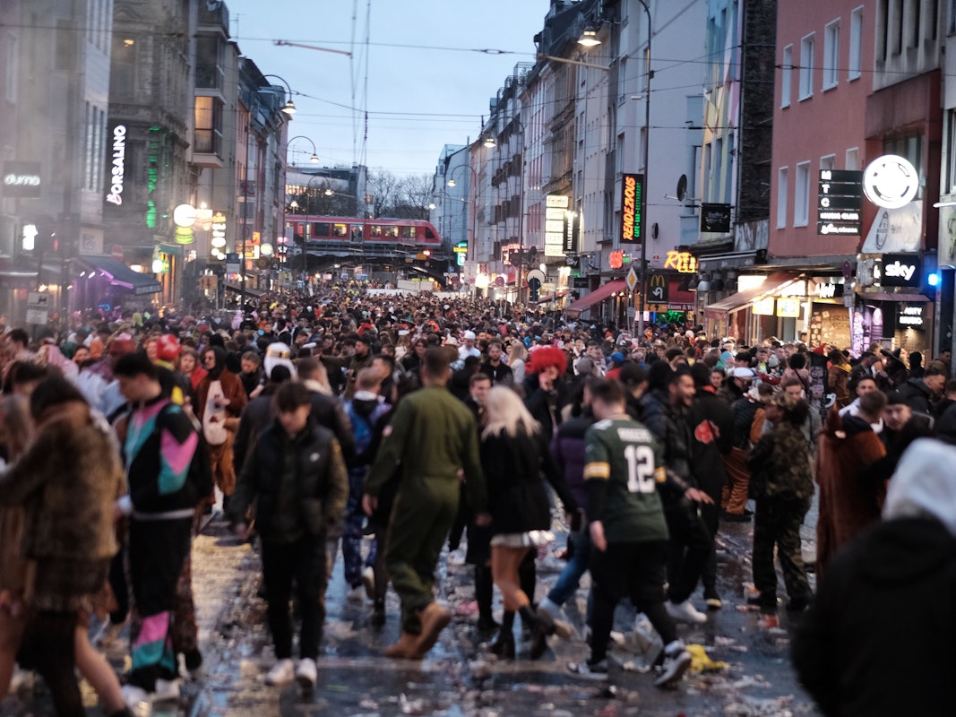 Viele Jecken feiern Weiberfastnacht auf der Zülpicher Straße.