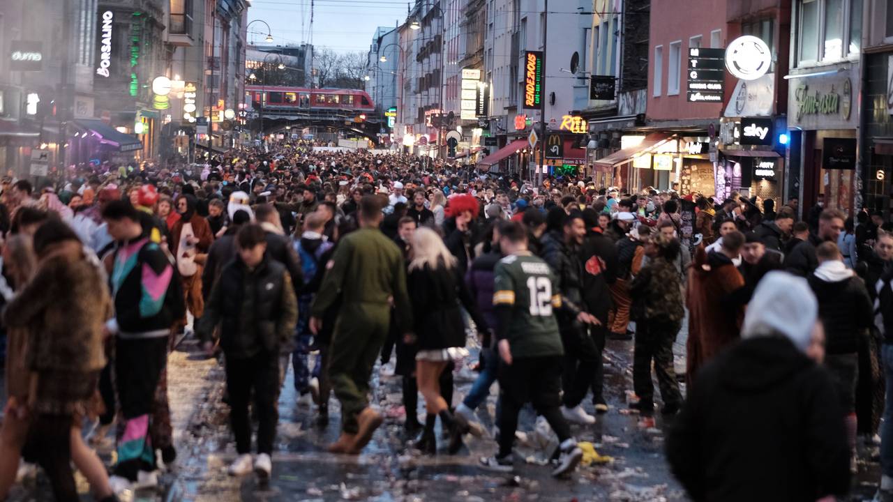 Viele Jecken feiern Weiberfastnacht auf der Zülpicher Straße.
