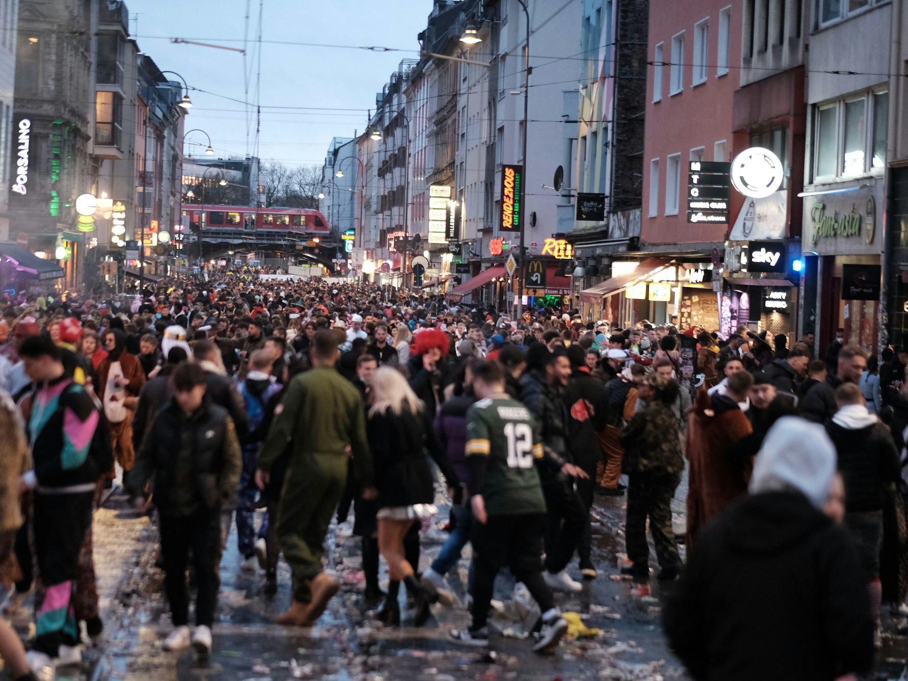 Viele Jecken feiern Weiberfastnacht auf der Zülpicher Straße.