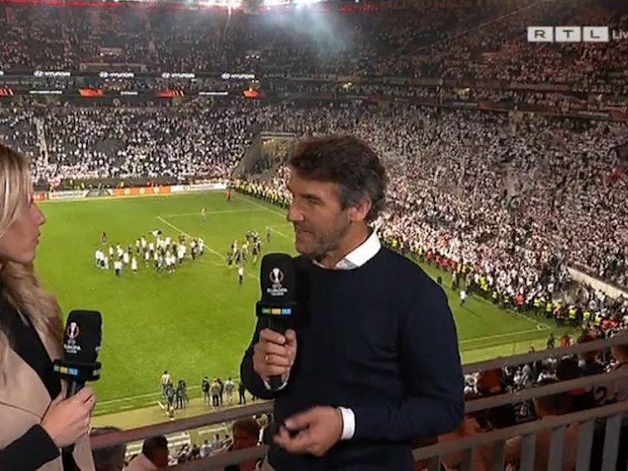 RTL: Moderatorin Laura Papendick und Karl-Heinz Riedle auf der Tribüne.