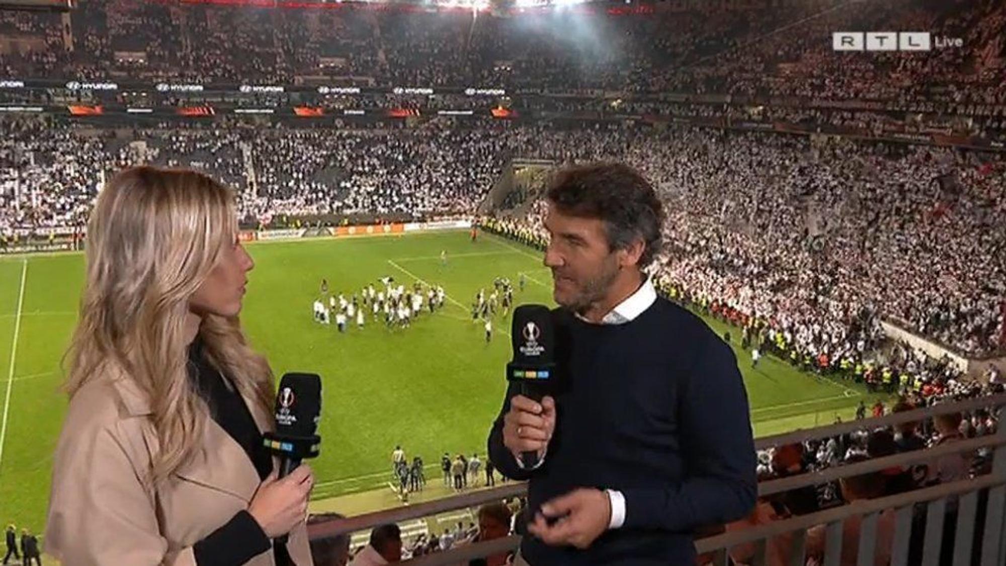 RTL: Moderatorin Laura Papendick und Karl-Heinz Riedle auf der Tribüne.