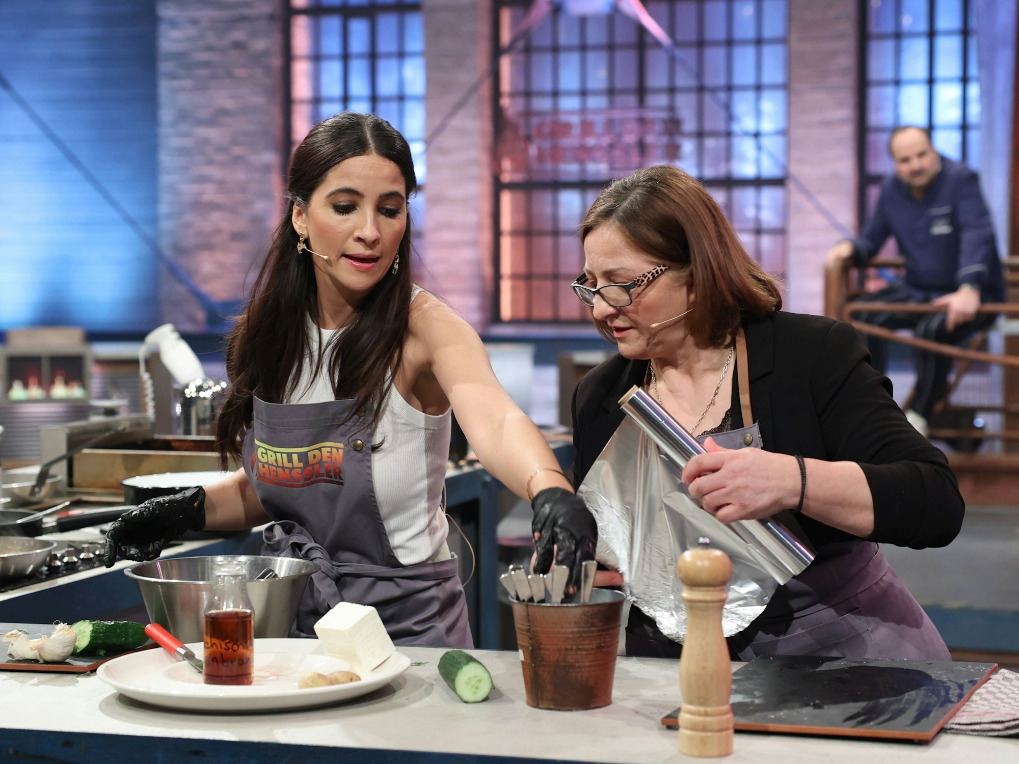Promi-Köchin Chryssanthi Kavazi (l.) und Mama Theodora bei der "Grill den Henssler"-Show am 8. Mai 2022 auf Vox