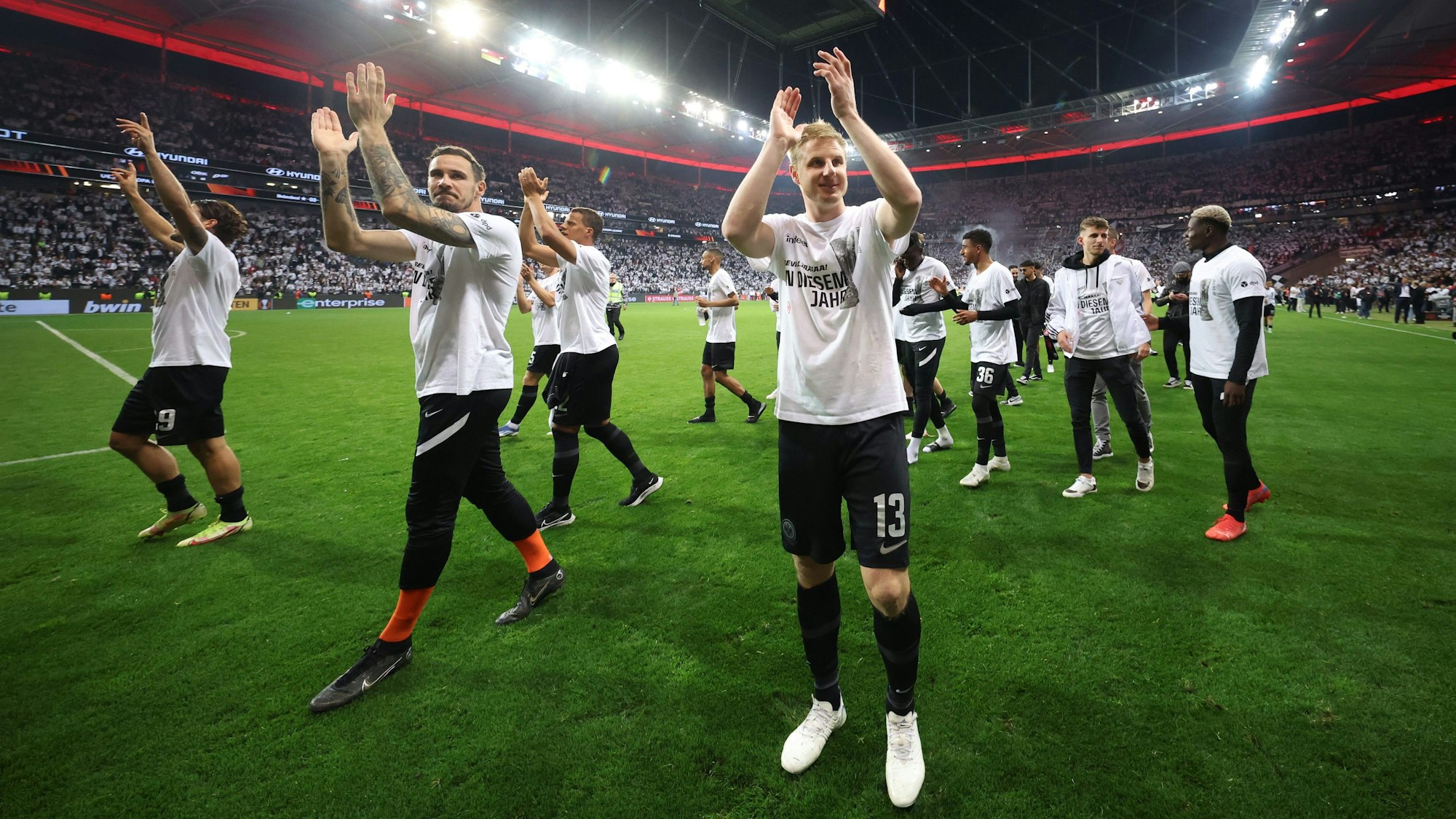 Die Spieler von Eintracht Frankfurt lassen sich von ihren Fans für den Finaleinzug in der Europa League feiern.