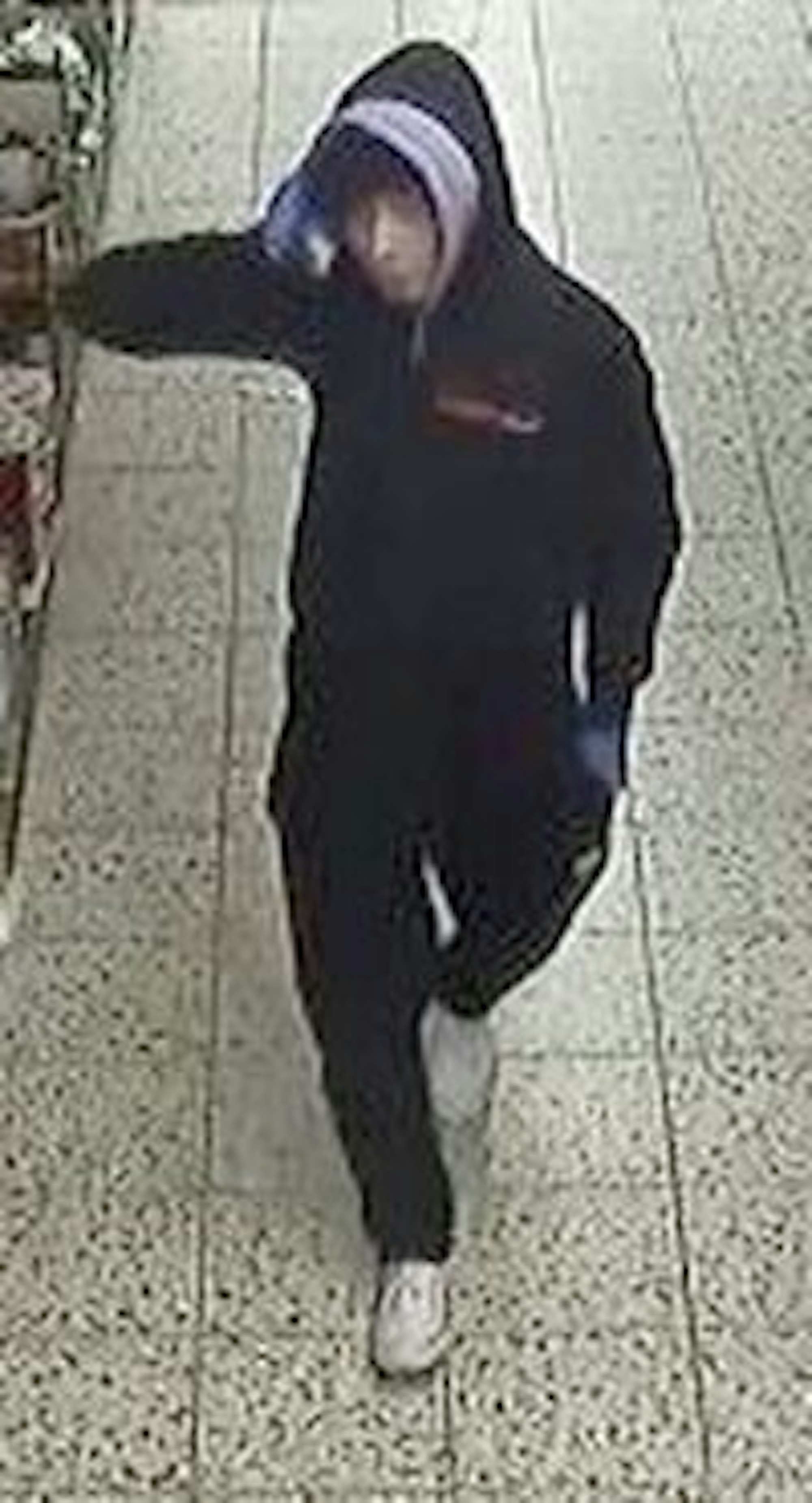 Gesuchter Mann geht durch einen Supermarkt in Köln.