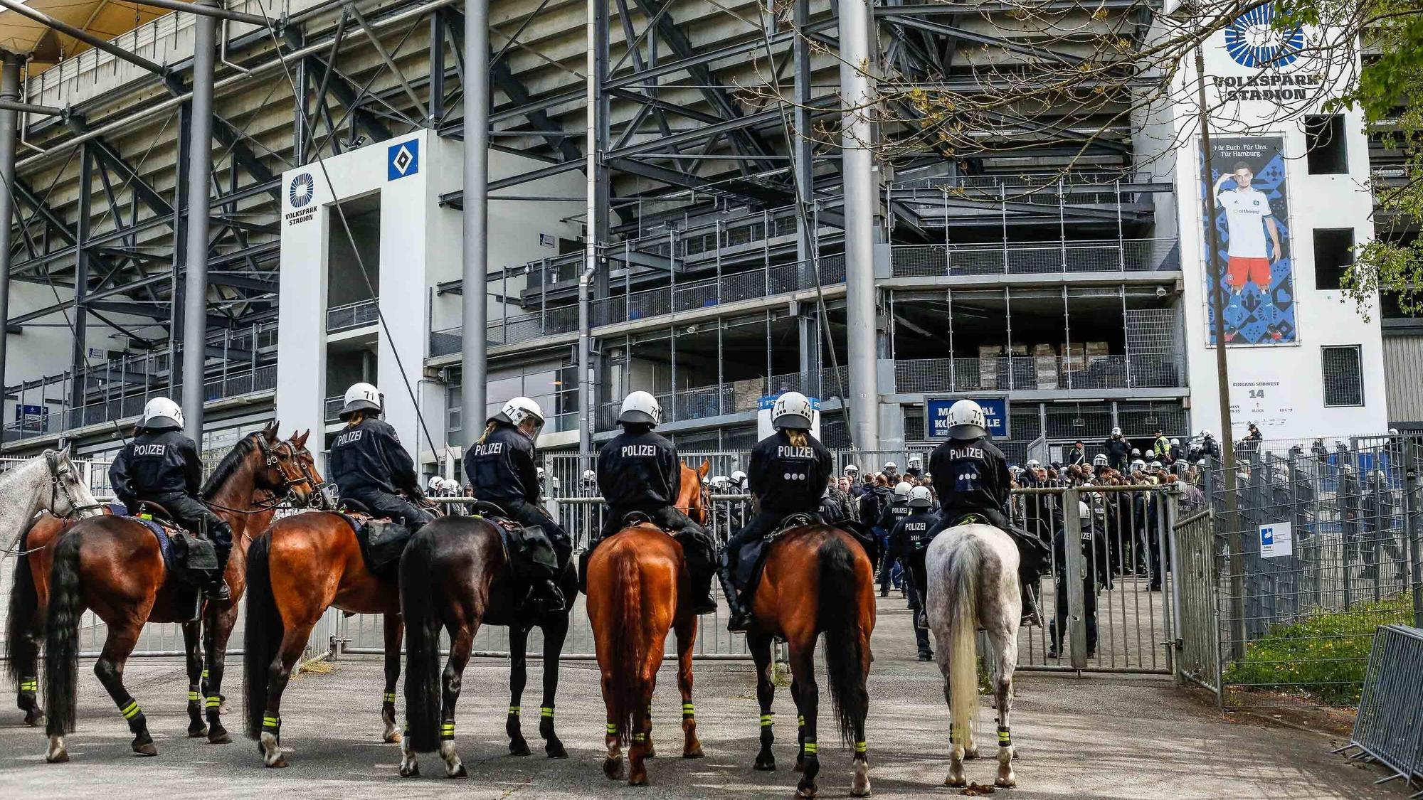 Berittene Polizisten üben für den Einsatz mit randalierenden Fans am Volksparkstadion.