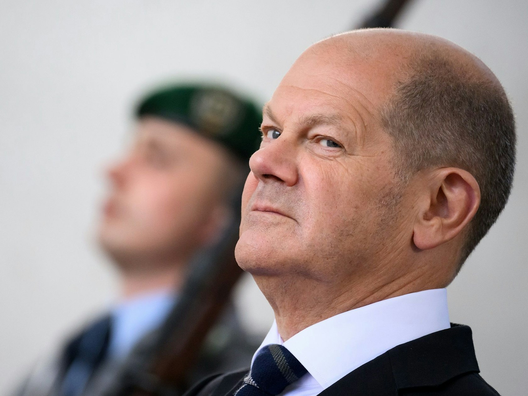 Bundeskanzler Olaf Scholz (SPD) steht am 5. Mai 2022 vor dem Bundeskanzleramt neben einem Soldanten.