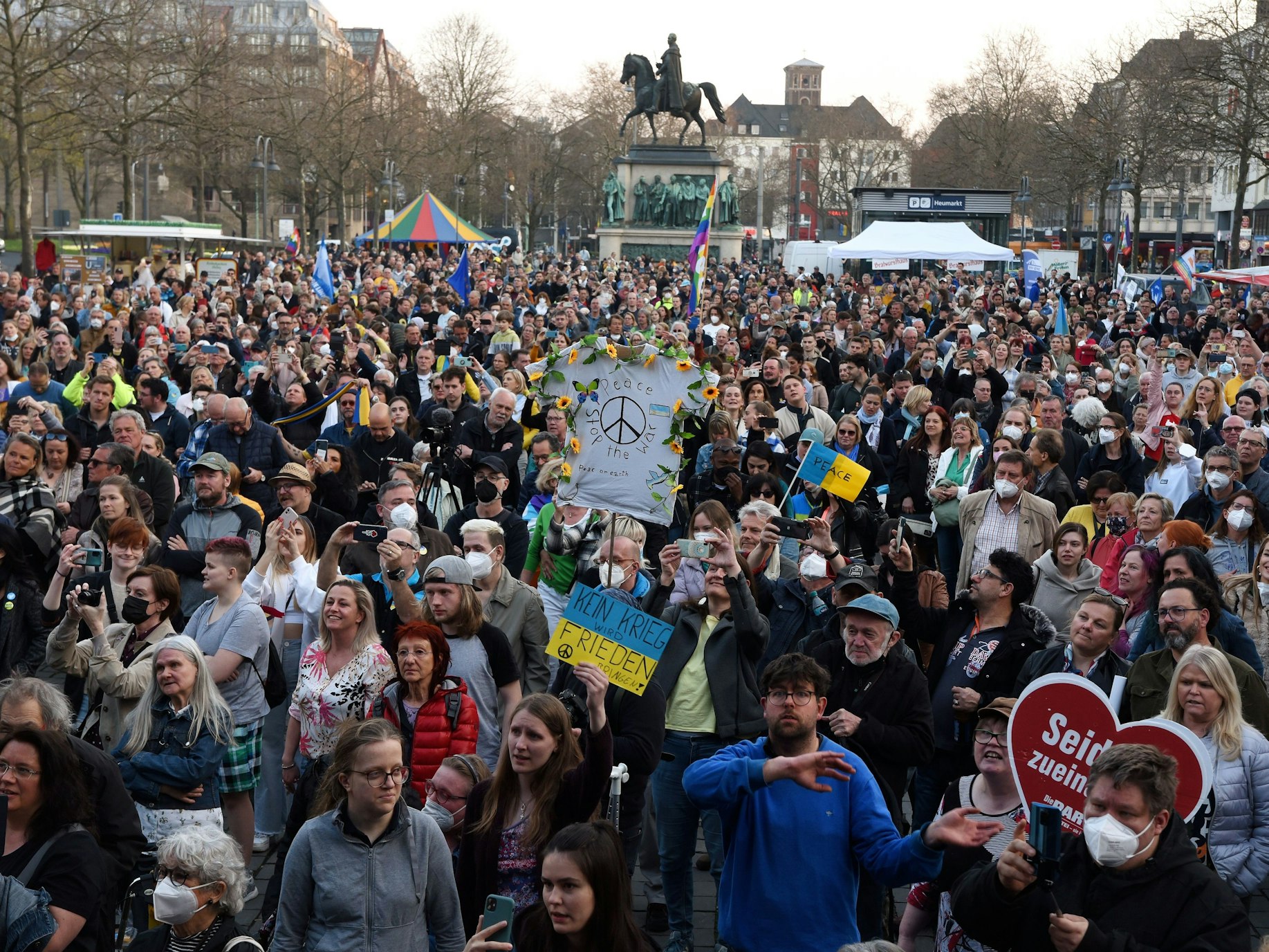 Peace-Please-Demo für den Frieden in der Ukraine, mit einem Benefizkonzert zugunsten der Kriegsopfer und Flüchtlinge auf dem Heumarkt.