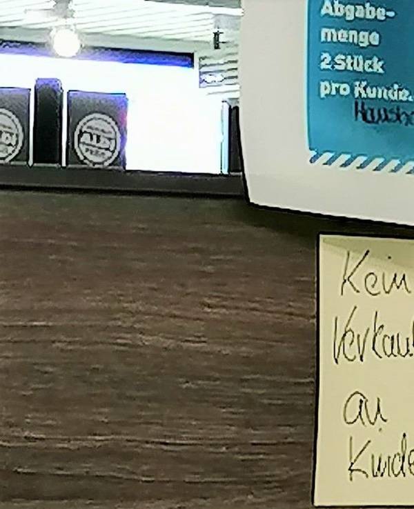 Ein Twitter-Nutzer @WeilBaumHalt teilt den Hinweis einer Berliner Aldi-Filiale, der die Abgabe von Sonnenblumenöl an Kinder untersagt. Nicht nur Aldi, auch Lidl griff zu dieser drastischen Maßnahme – und sorgte für Wut.