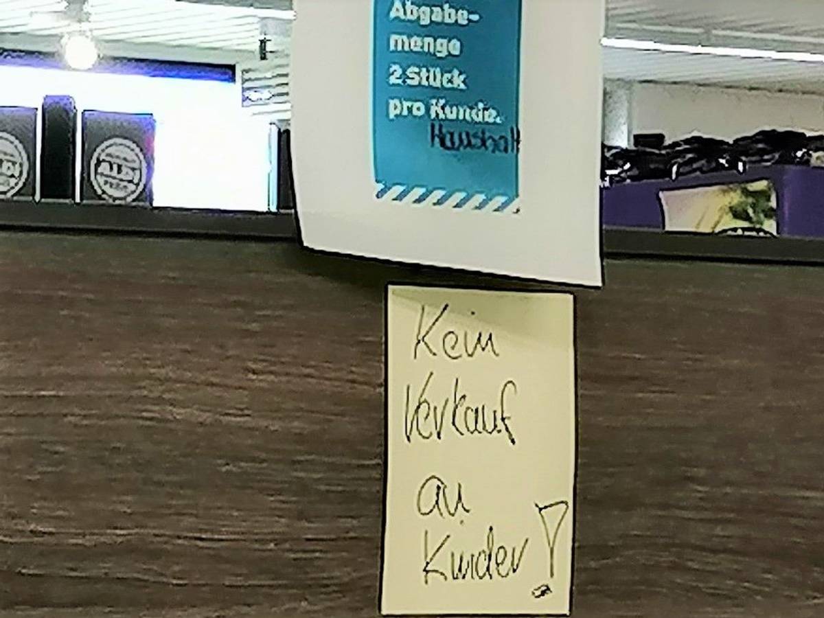 Ein Twitter-Nutzer @WeilBaumHalt teilt den Hinweis einer Berliner Aldi-Filiale, der die Abgabe von Sonnenblumenöl an Kinder untersagt. Nicht nur Aldi, auch Lidl griff zu dieser drastischen Maßnahme – und sorgte für Wut.