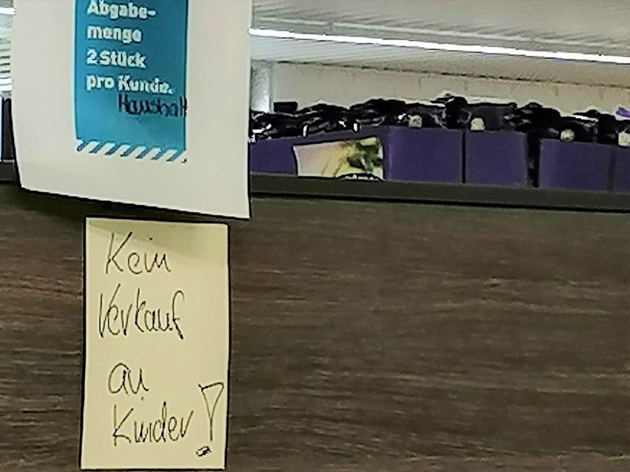 Ein Twitter-Nutzer @WeilBaumHalt teilt den Hinweis einer Berliner Aldi-Filiale, der die Abgabe von Sonnenblumenöl an Kinder untersagt. Nicht nur Aldi, auch Lidl griff zu dieser drastischen Maßnahme – und sorgte für Wut.