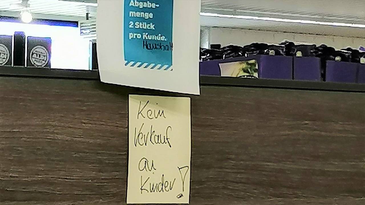Ein Twitter-Nutzer @WeilBaumHalt teilt den Hinweis einer Berliner Aldi-Filiale, der die Abgabe von Sonnenblumenöl an Kinder untersagt. Nicht nur Aldi, auch Lidl griff zu dieser drastischen Maßnahme – und sorgte für Wut.