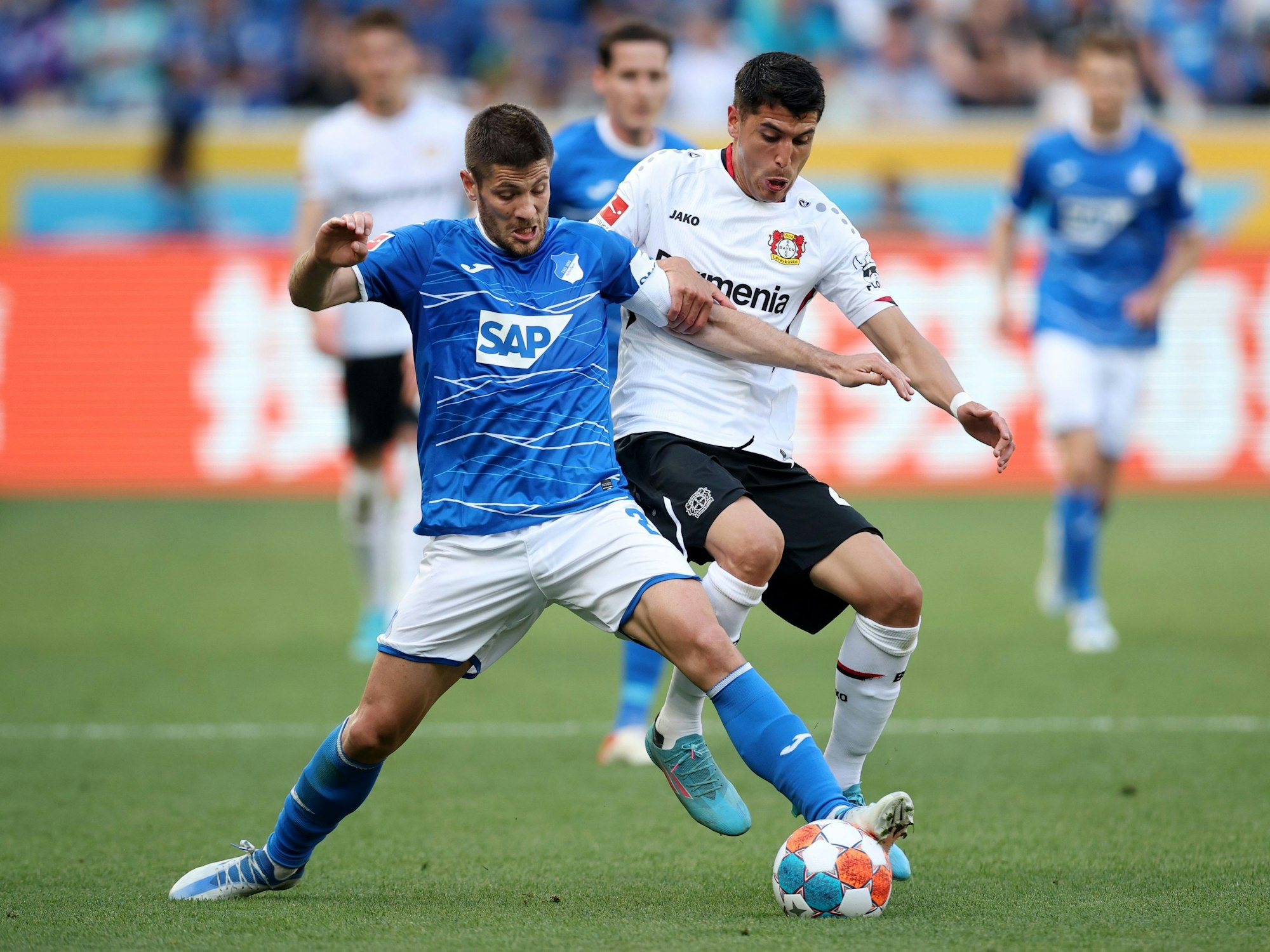 Andrej Kramaric im Zweikampf mit Exequiel Palacios