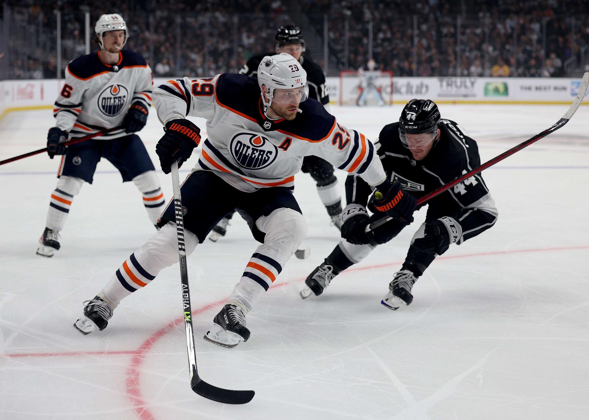 Leon Draisaitl fährt über das Eis.