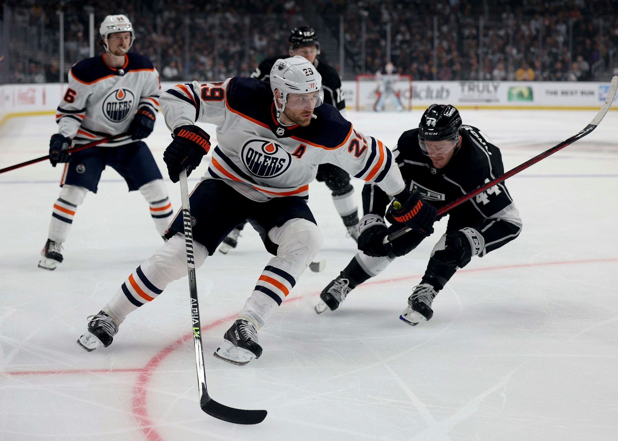 Leon Draisaitl fährt über das Eis.