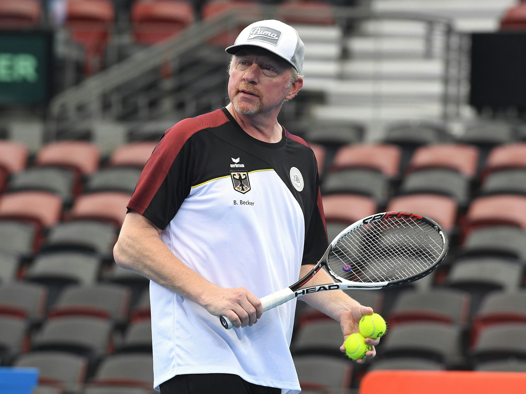 31.01.2018, Australien, Brisbane: Tennis, Davis Cup, Training: Boris Becker steht beim Training der deutschen Mannschaft auf dem Platz.