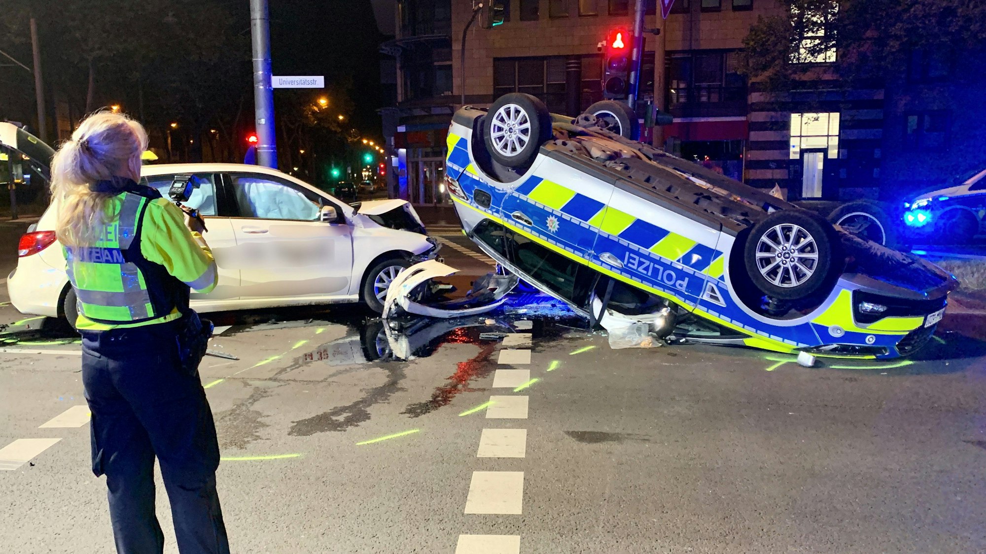 Schlimmer Unfall im Stadtteil Sülz: In der Nacht auf Samstag (7. Mai) ist ein Streifenwagen in Köln mit einem Taxi kollidiert.