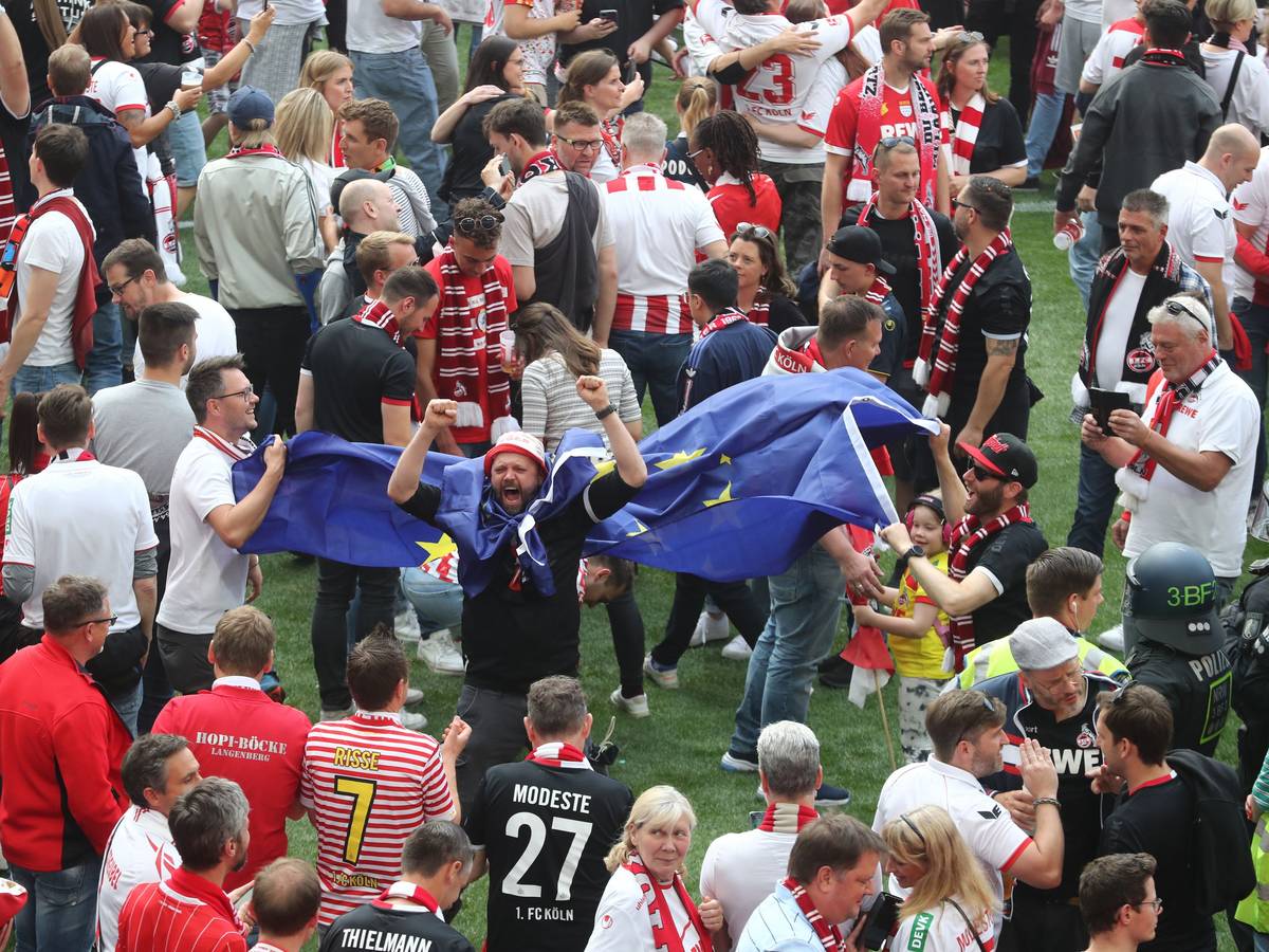Fans des 1. FC Köln nach dem Spiel gegen Wolfsburg im Innenraum.
