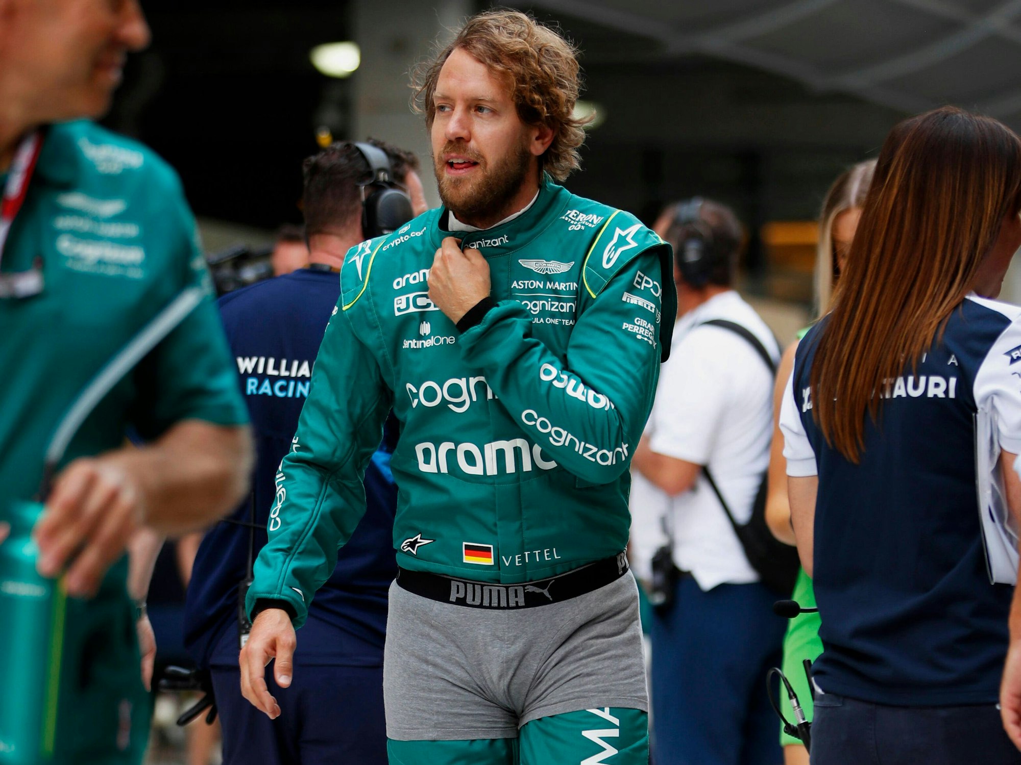 Sebastian Vettel im Fahrerlager mit einer Unterhose über dem Rennanzug.