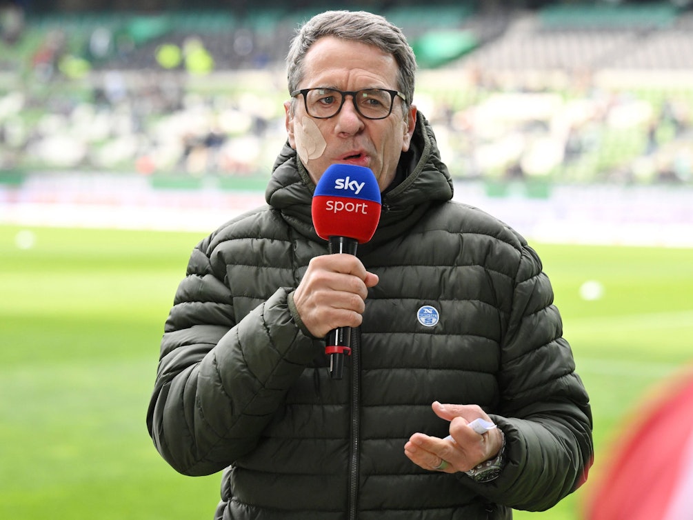 Marcus Lindemann spricht bei der Sky-Berichterstattung zur 2. Bundesliga. Er trägt wegen einer halbseitigen Gesichtslähmung ein großes Pflaster im Gesicht.