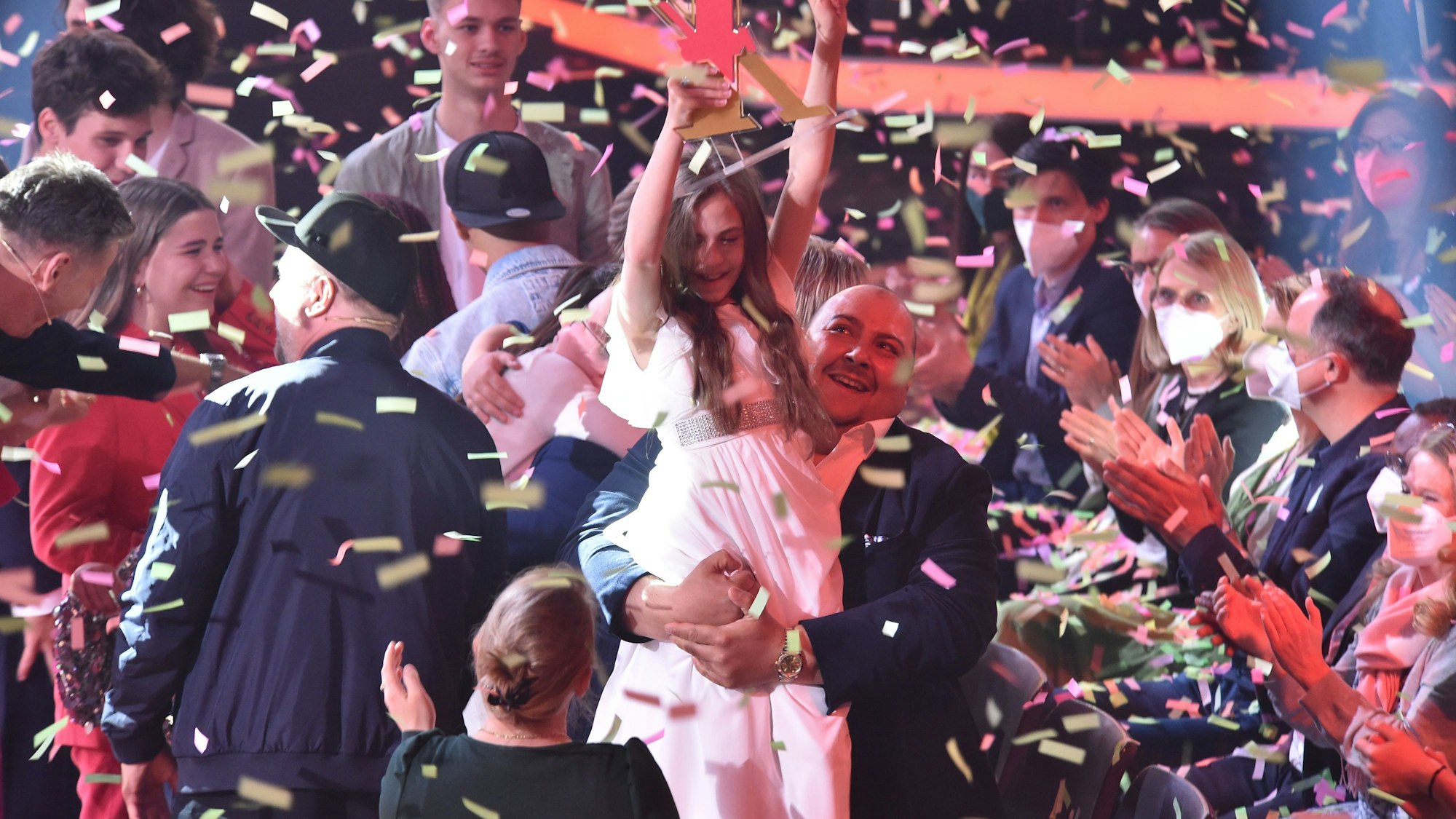 Neben „Let's Dance“ fand am Freitagabend (7. Mai) das Finale von „The Voice Kids“ auf Sat.1 statt, die elfjährige Kandidatin Georgia konnte es für sich bestreiten. Fans von Let's Dance zappten gern zu „The Voice Kids“ – und umgekehrt.