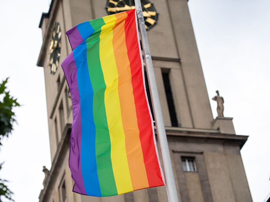 Vor dem Rathaus Schöneberg weht eine Regenbogenflagge.