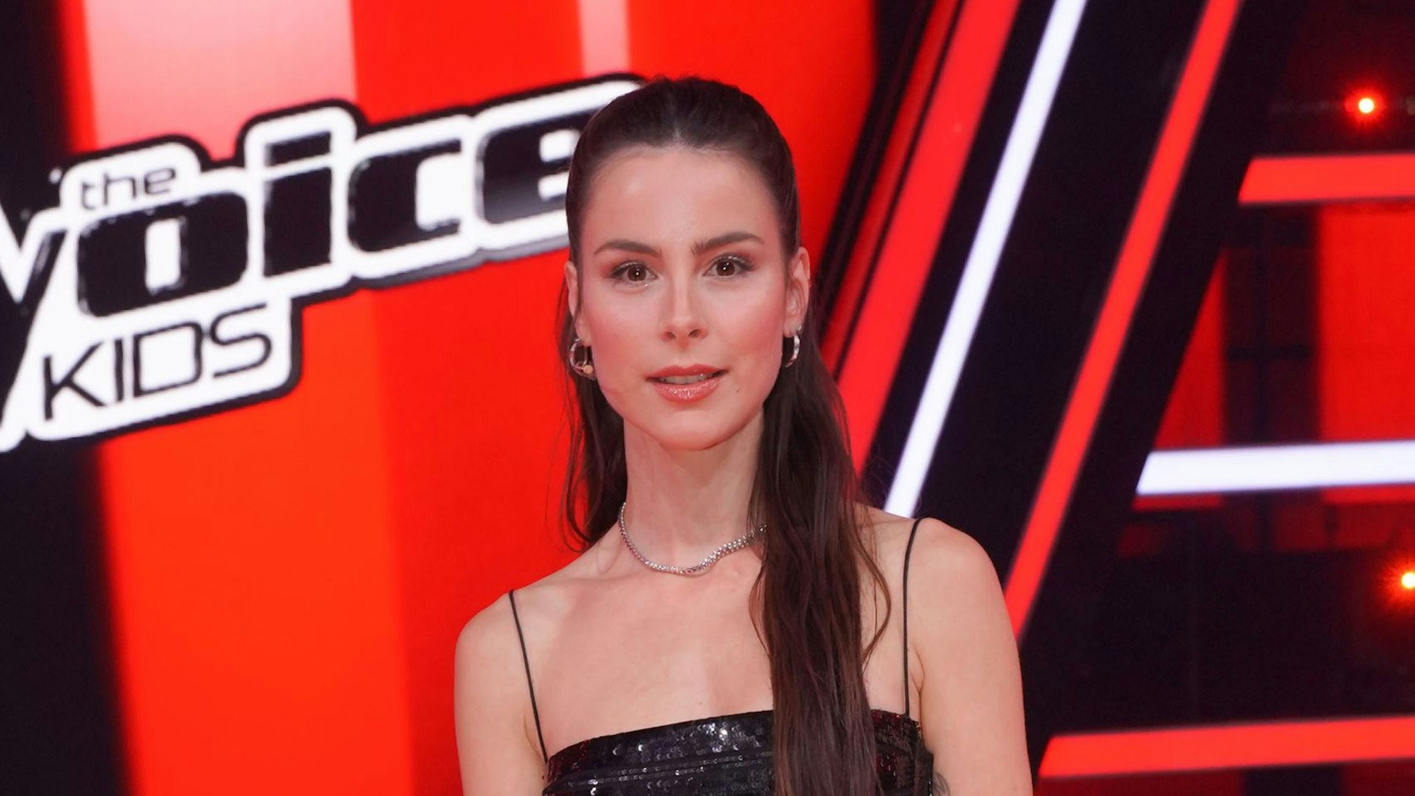 Lena Meyer-Landrut am 6. Mai im Finale von „The Voice Kids“. Mit ihrem Kleid zog die Sängerin die Blicke auf sich.